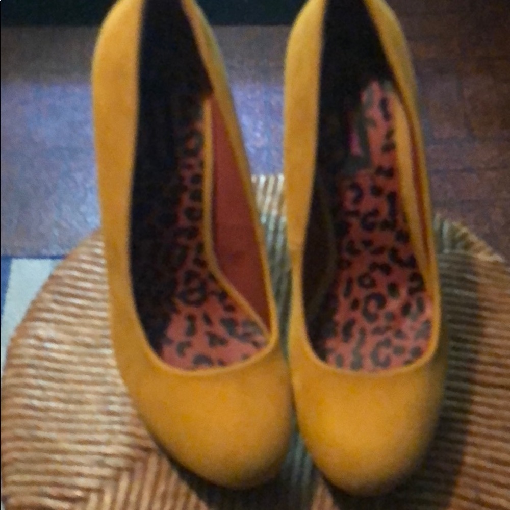 Dollhouse Mustard Wedges Size 8.5